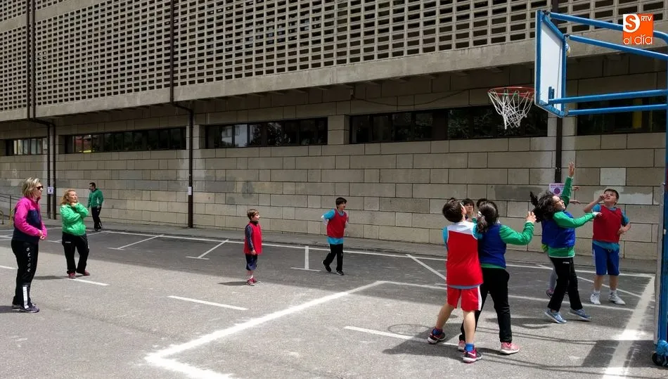 Partido de baloncesto en la calle Fernando Ballesteros