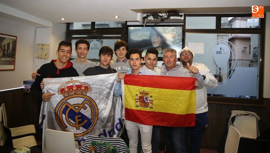 Un grupo de aficionados madridistas posan para SALAMANCArtv AL DÍA durante el partido. Fotos: Alberto  Martín