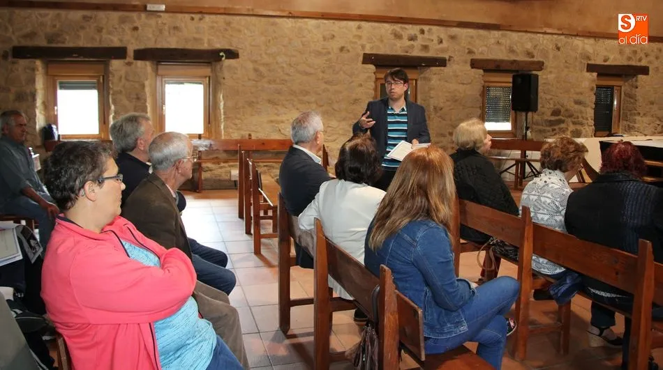 Camilo Herrero durante la conferencia ante los vecinos de Cipérez