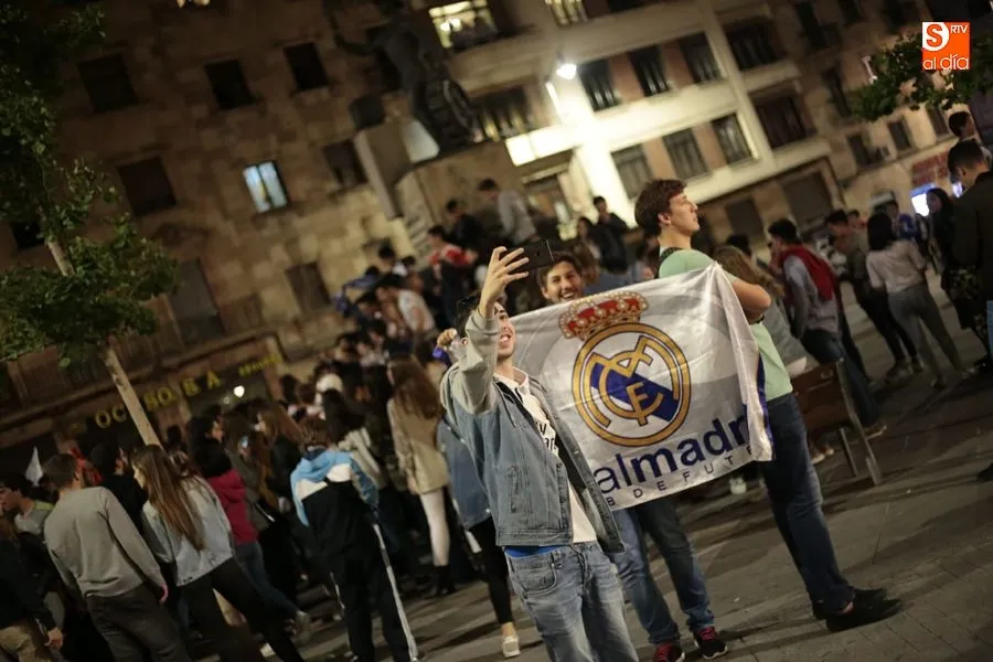 Foto 2 - Los aficionados salmantinos del Real Madrid siguen la decimotercera con intensidad
