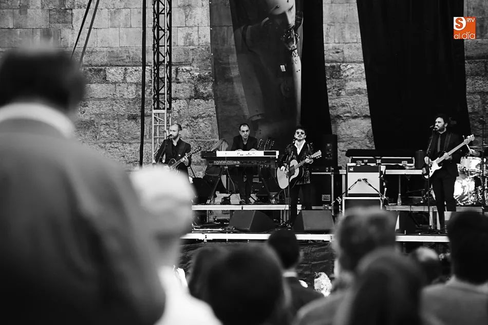 Foto 8 - Salamanca recibe el concierto m&aacute;s art&iacute;stico, estil&iacute;stico y sentimental de Coque Malla  