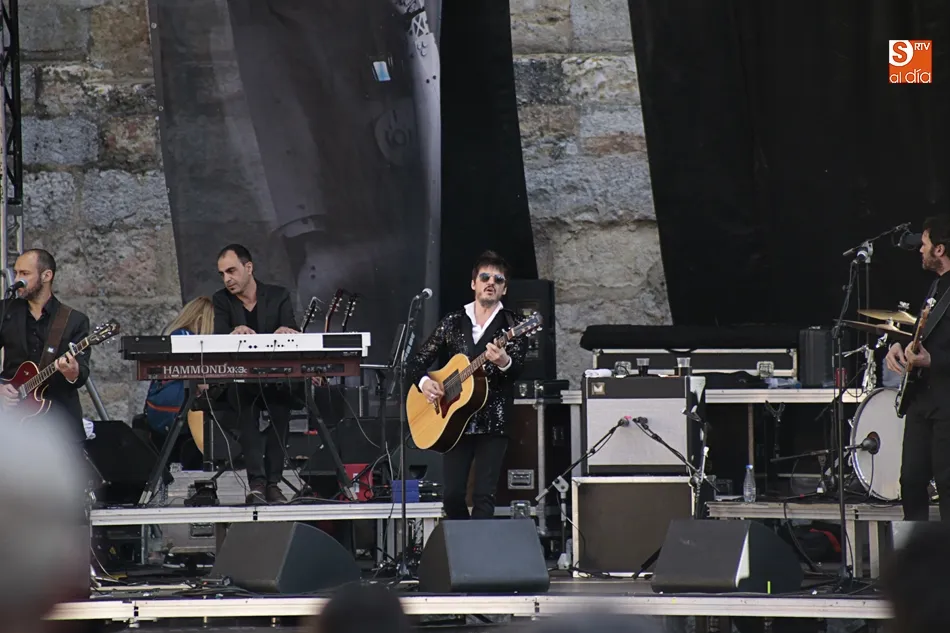 Foto 3 - Salamanca recibe el concierto m&aacute;s art&iacute;stico, estil&iacute;stico y sentimental de Coque Malla  