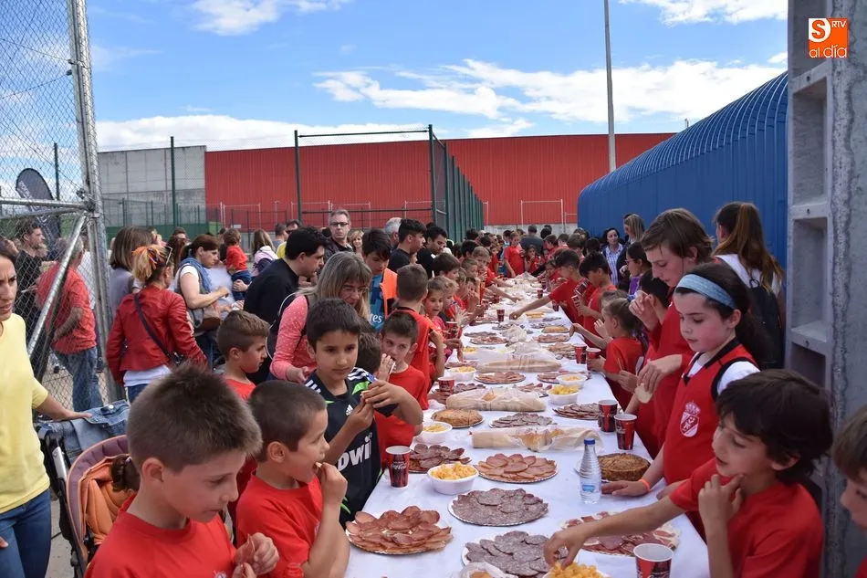 Foto 3 - El CD Villares pone un broche de oro festivo para terminar la temporada