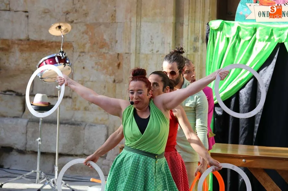 Foto 3 - La compa&ntilde;&iacute;a Ziruka Zirkus llena las calles de Salamanca de humor y diversi&oacute;n  