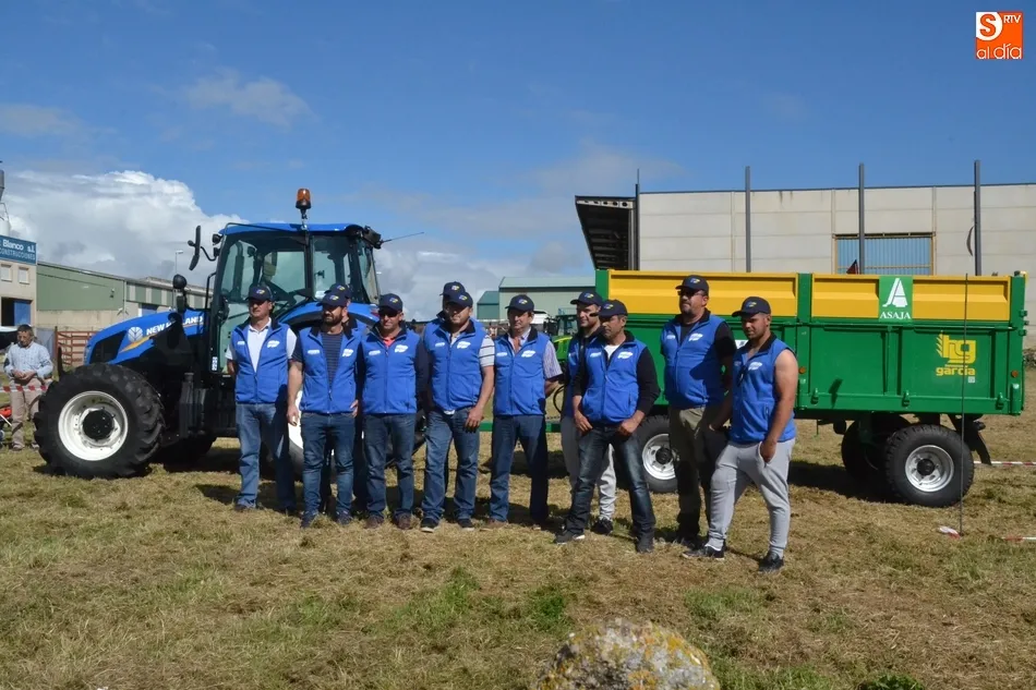 Participantes en el certamen, junto a los jueces