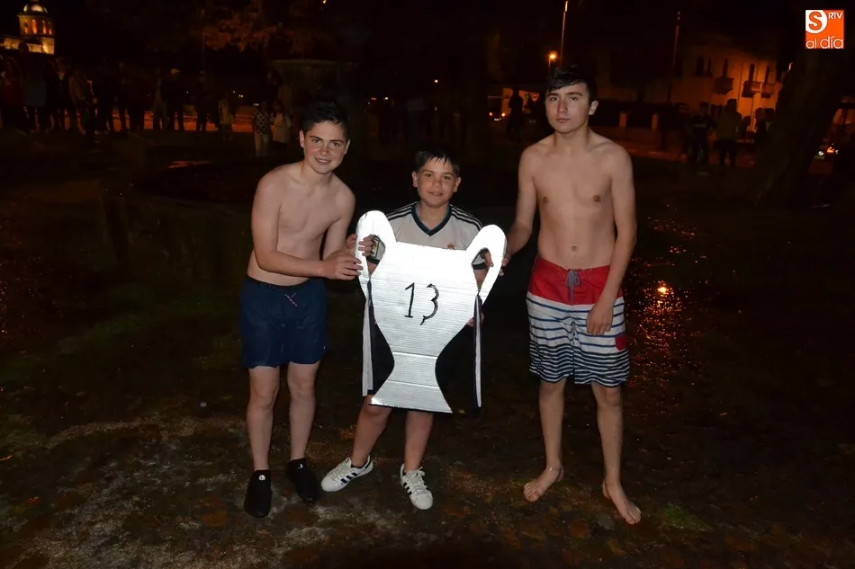 Sólo 4 valientes se bañan en la fuente del Árbol Gordo para festejar la nueva Champions...