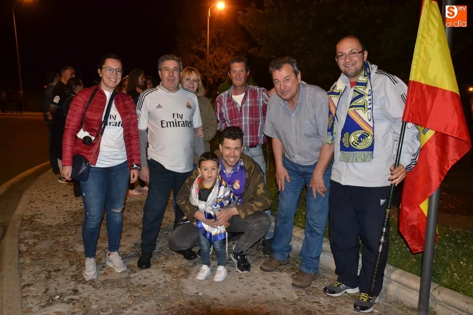 Foto 7 - S&oacute;lo 4 valientes se ba&ntilde;an en la fuente del &Aacute;rbol Gordo para festejar la nueva Champions...
