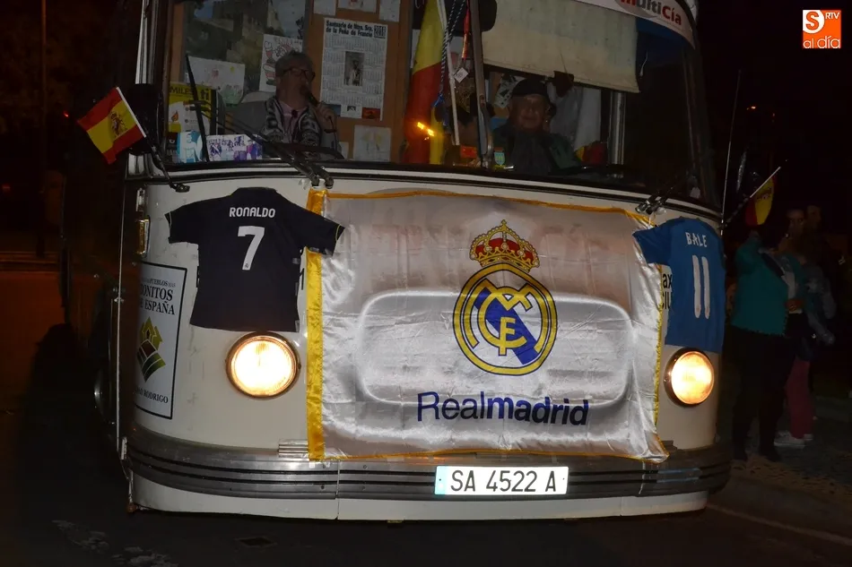 Foto 4 - S&oacute;lo 4 valientes se ba&ntilde;an en la fuente del &Aacute;rbol Gordo para festejar la nueva Champions...