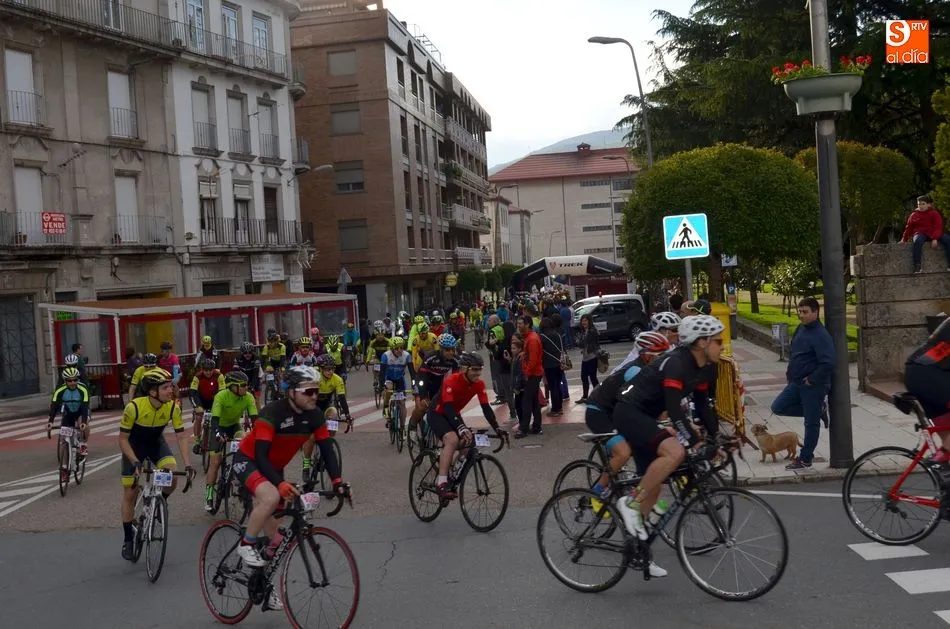 Foto 10 - Alrededor de 1.100 ciclistas toman la salida en la Marcha Bedelalsa  