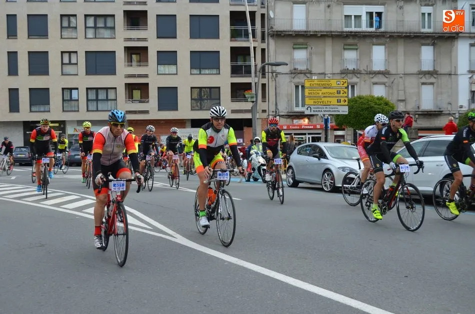 Foto 3 - Alrededor de 1.100 ciclistas toman la salida en la Marcha Bedelalsa  