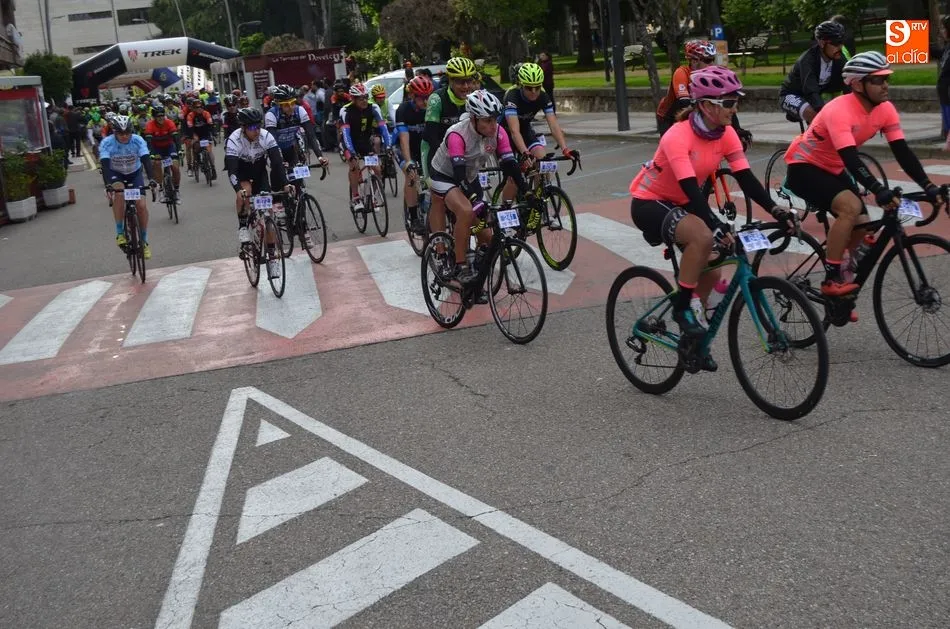 Foto 11 - Alrededor de 1.100 ciclistas toman la salida en la Marcha Bedelalsa  