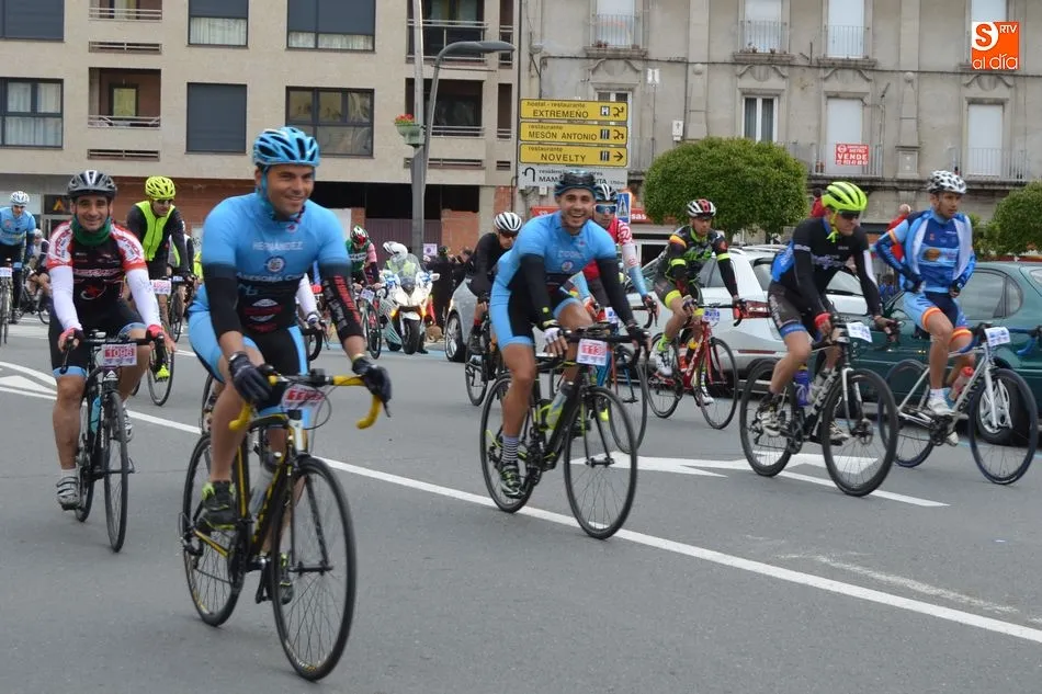 Foto 2 - Alrededor de 1.100 ciclistas toman la salida en la Marcha Bedelalsa  
