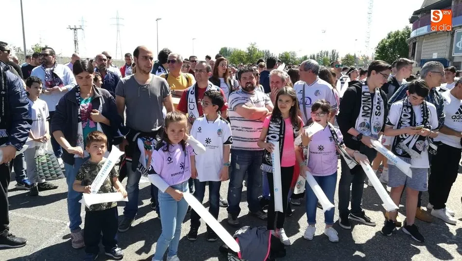 Foto 10 - Varios centenares de aficionados del CF Salmantino UDS siguen el partido desde la Fan Zone del...