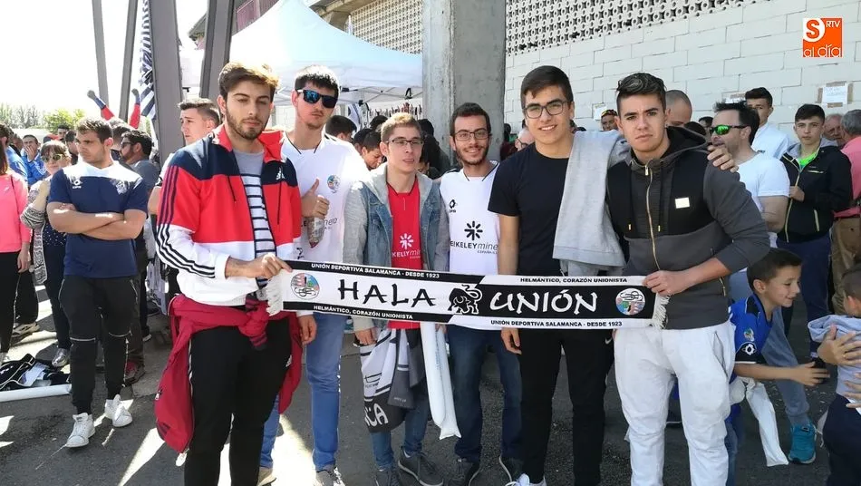Foto 9 - Varios centenares de aficionados del CF Salmantino UDS siguen el partido desde la Fan Zone del...