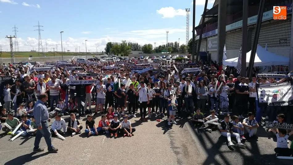 Foto 8 - Varios centenares de aficionados del CF Salmantino UDS siguen el partido desde la Fan Zone del...