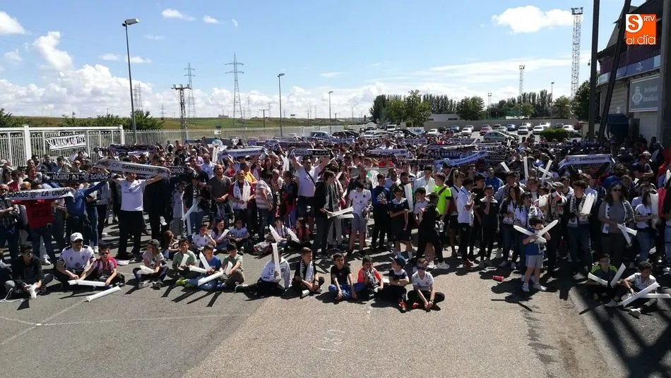 Foto 7 - Varios centenares de aficionados del CF Salmantino UDS siguen el partido desde la Fan Zone del...