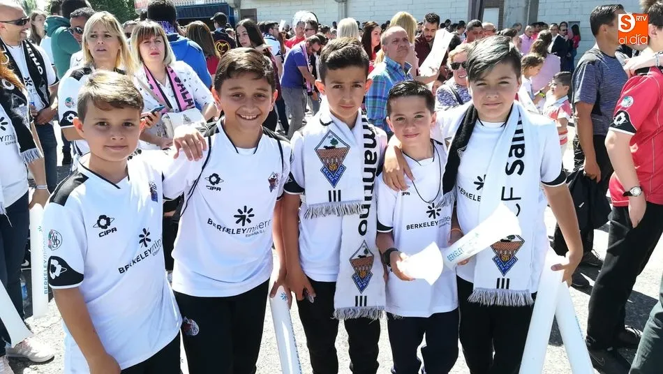Foto 6 - Varios centenares de aficionados del CF Salmantino UDS siguen el partido desde la Fan Zone del...