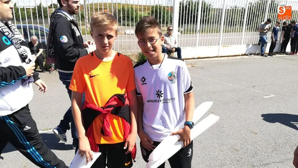 Foto 5 - Varios centenares de aficionados del CF Salmantino UDS siguen el partido desde la Fan Zone del...