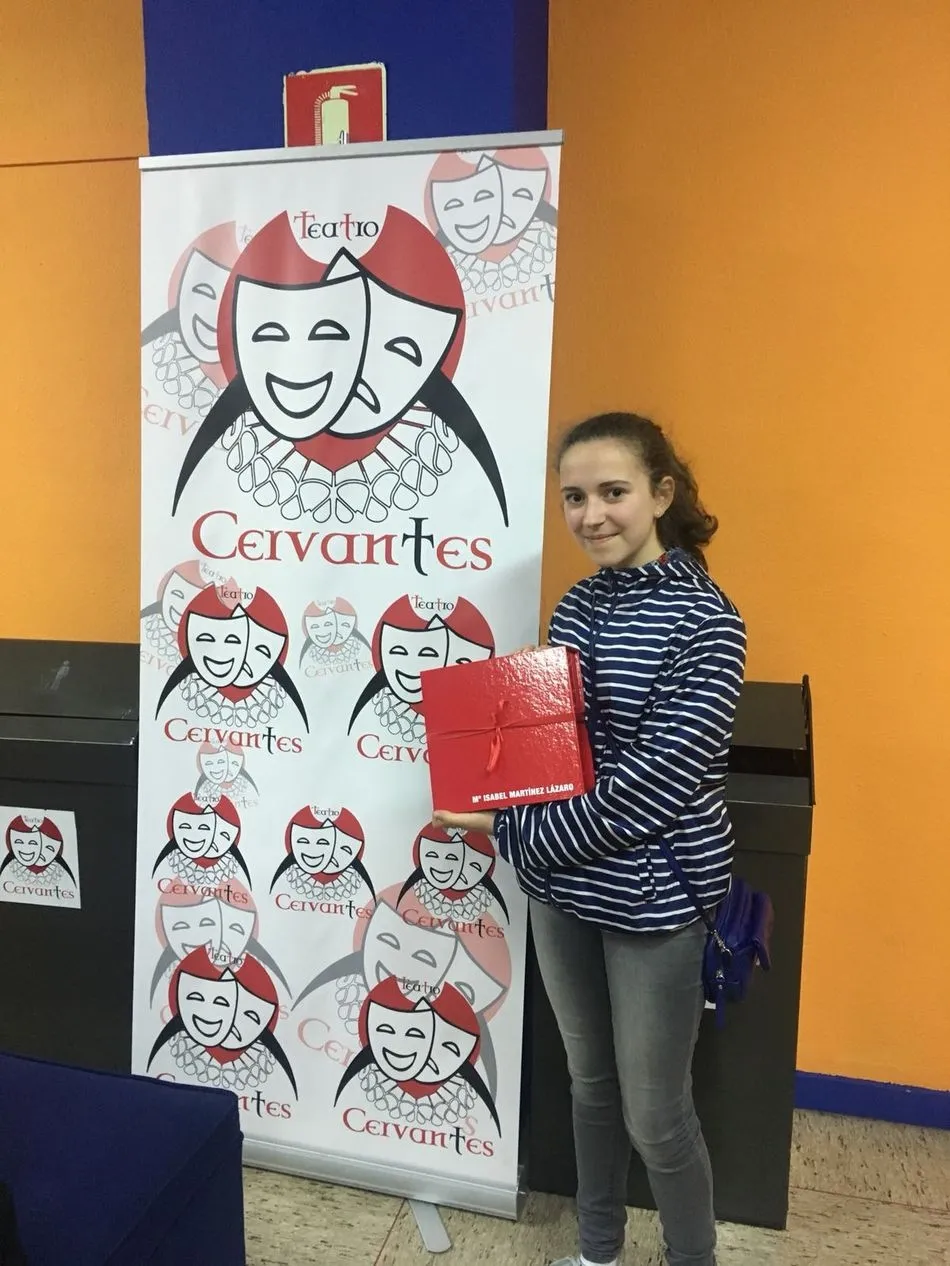 Foto 2 - Maribel Mart&iacute;nez L&aacute;zaro recoge el premio provincial de J&oacute;venes Talentos en Relatos Cortos  