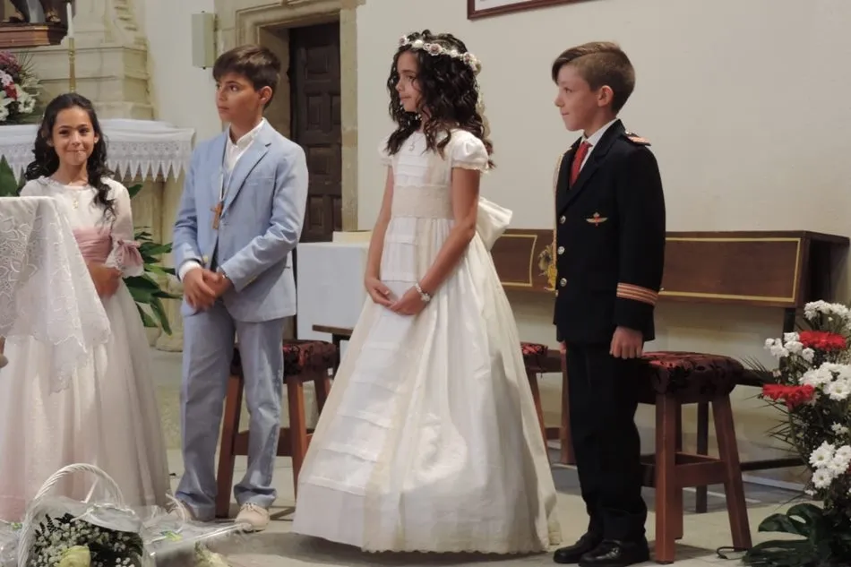 Foto 7 - Cuatro ni&ntilde;os toman la primera comuni&oacute;n en Aldearrubia