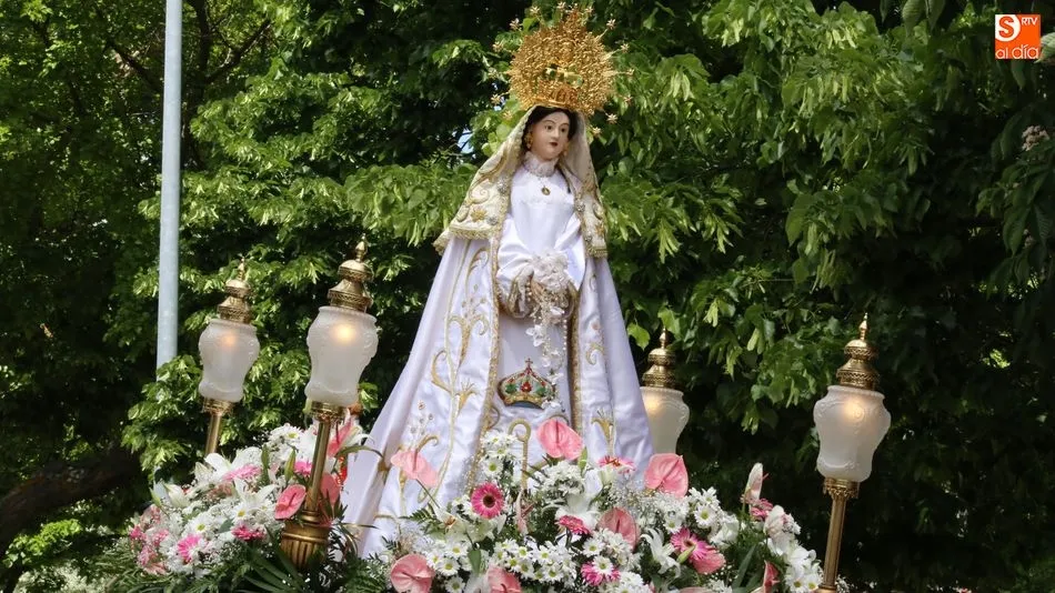 La Virgen de la Salud, durante la procesión de este domingo en Tejares. Foto: Alberto Martín