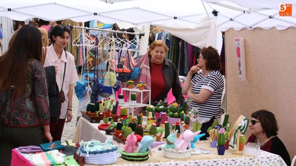 Gran afluencia de público al mercadillo organizado en el Barrio del Oeste. Foto: Alberto Martín