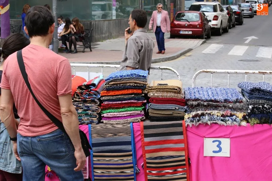 Foto 2 - Un nuevo mercadillo anima las calles del Barrio del Oeste