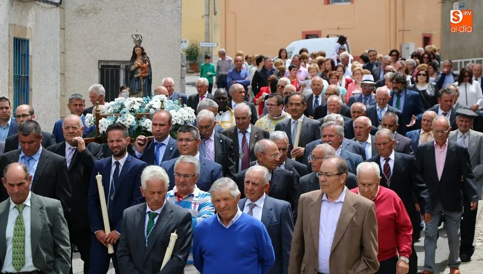 Los cofrades de la Virgen del Amparo arroparon a su patrona durante la procesión / CORRAL