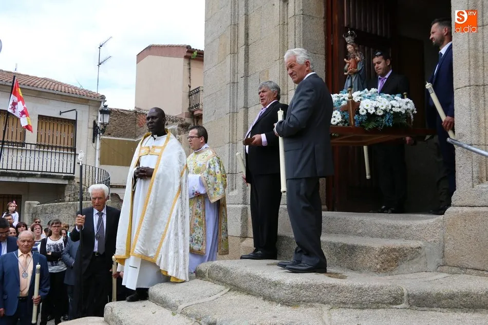 Foto 11 - Los cofrades de la Virgen del Amparo se entregan a su patrona