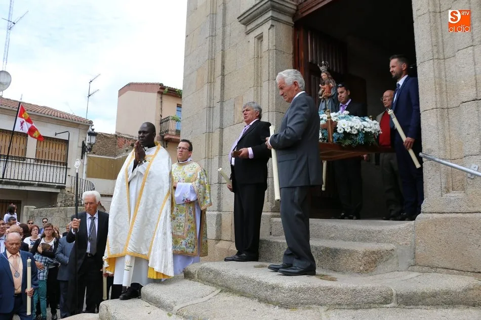 Foto 8 - Los cofrades de la Virgen del Amparo se entregan a su patrona