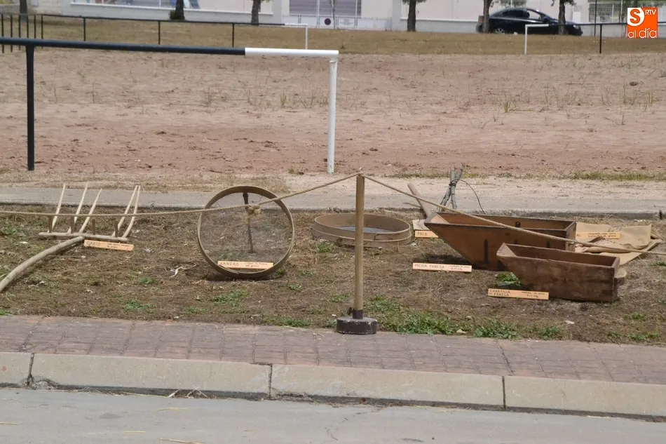 Foto 3 - Perros y aves rapaces gu&iacute;an la ma&ntilde;ana dominical de la Feria de Mayo  