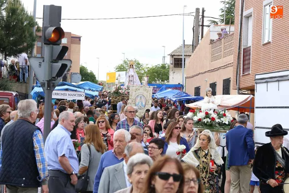 Foto 5 - Los vecinos de Tejares rinden honores a su Virgen de la Salud