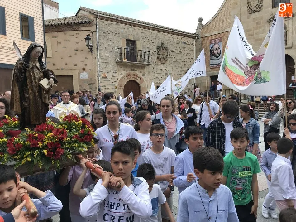 La procesión a su llegada a la iglesia de la Anunciación