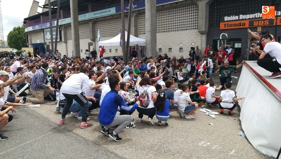 Foto 4 - Varios centenares de aficionados del CF Salmantino UDS siguen el partido desde la Fan Zone del...