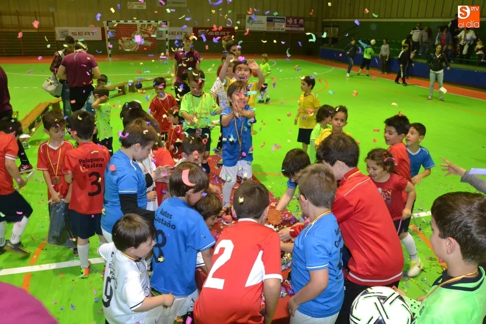 Foto 10 - El equipo de Motoval se adjudica la gran fiesta del f&uacute;tbol sala de los m&aacute;s peque&ntilde;os  