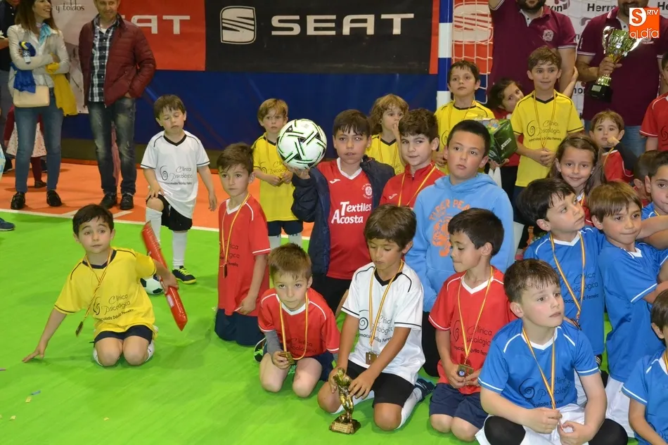 Foto 6 - El equipo de Motoval se adjudica la gran fiesta del f&uacute;tbol sala de los m&aacute;s peque&ntilde;os  