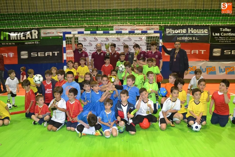 Foto 8 - El equipo de Motoval se adjudica la gran fiesta del f&uacute;tbol sala de los m&aacute;s peque&ntilde;os  