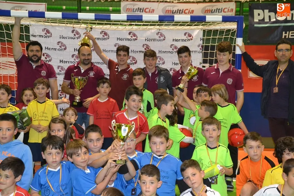 Foto 7 - El equipo de Motoval se adjudica la gran fiesta del f&uacute;tbol sala de los m&aacute;s peque&ntilde;os  