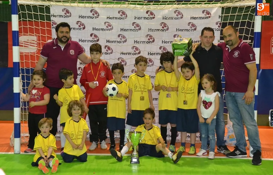 Foto 2 - El equipo de Motoval se adjudica la gran fiesta del f&uacute;tbol sala de los m&aacute;s peque&ntilde;os  