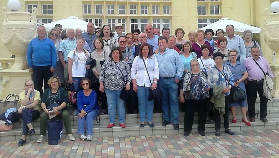La AVV de El Puente y Huertas La Artesa conoce el Balneario de Medina del Campo  