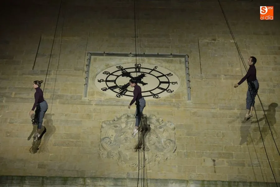 Actuación de la compañía catalana ‘Delrevés’ en la Torre de la Catedral