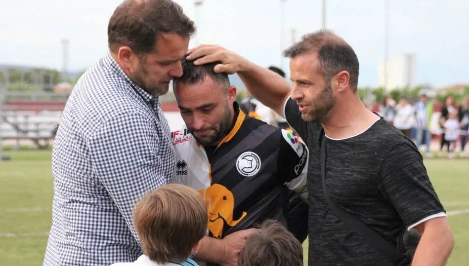 Cristo es consolado al término del choque.  Fotos: Carlos Pino/El Periódico