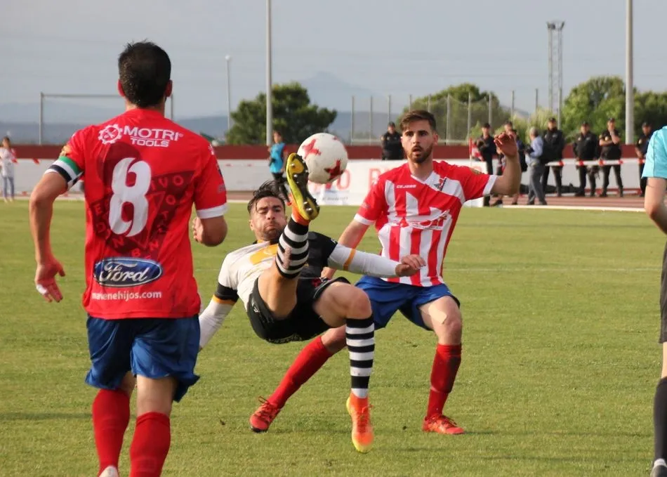 Foto 7 - El sue&ntilde;o de la Segunda B tendr&aacute; que esperar para Unionistas, que asiste al ascenso del Don Benito ...