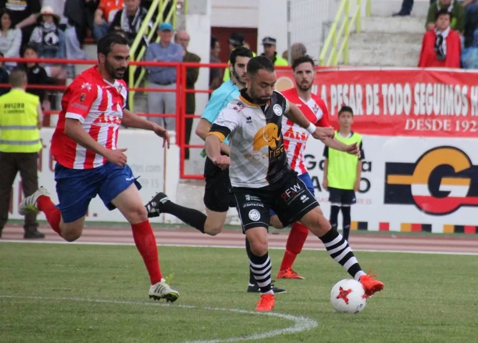 Foto 5 - El sue&ntilde;o de la Segunda B tendr&aacute; que esperar para Unionistas, que asiste al ascenso del Don Benito ...