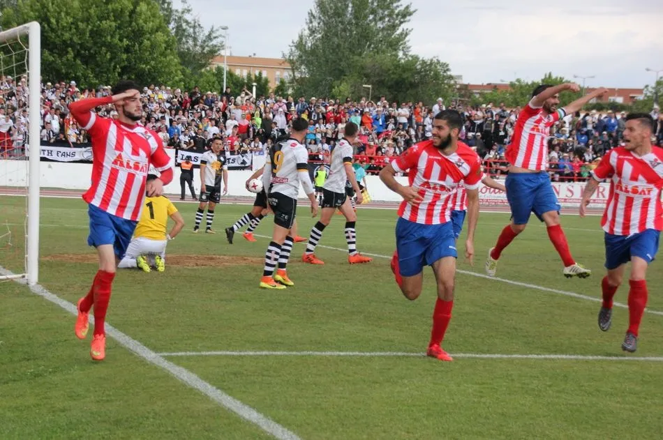 Foto 3 - El sue&ntilde;o de la Segunda B tendr&aacute; que esperar para Unionistas, que asiste al ascenso del Don Benito ...