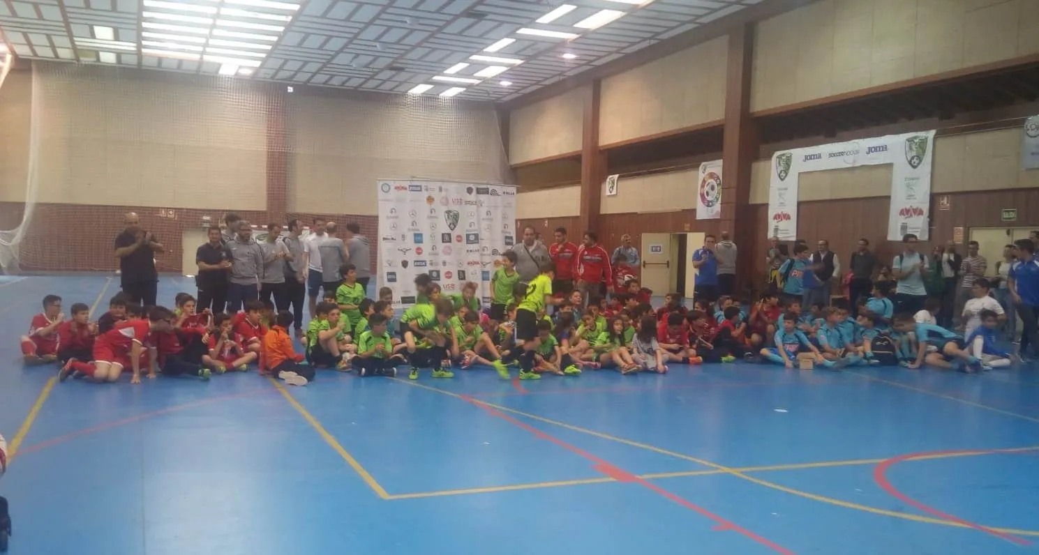 Foto 7 - El Alev&iacute;n B del III Columnas concluye 3&ordm; el Torneo AVIVA pese a no perder ning&uacute;n partido  