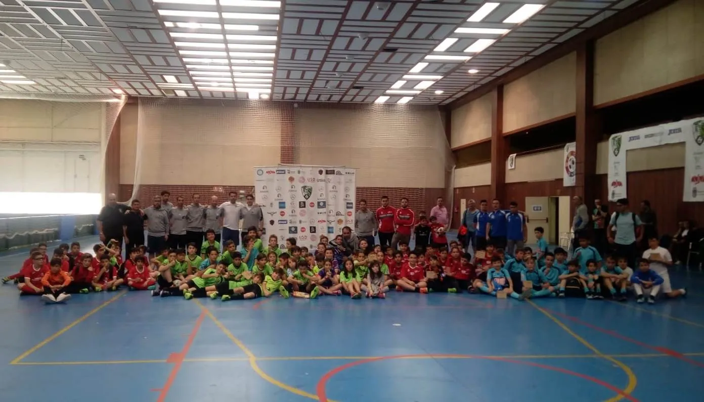 Foto 4 - El Alev&iacute;n B del III Columnas concluye 3&ordm; el Torneo AVIVA pese a no perder ning&uacute;n partido  