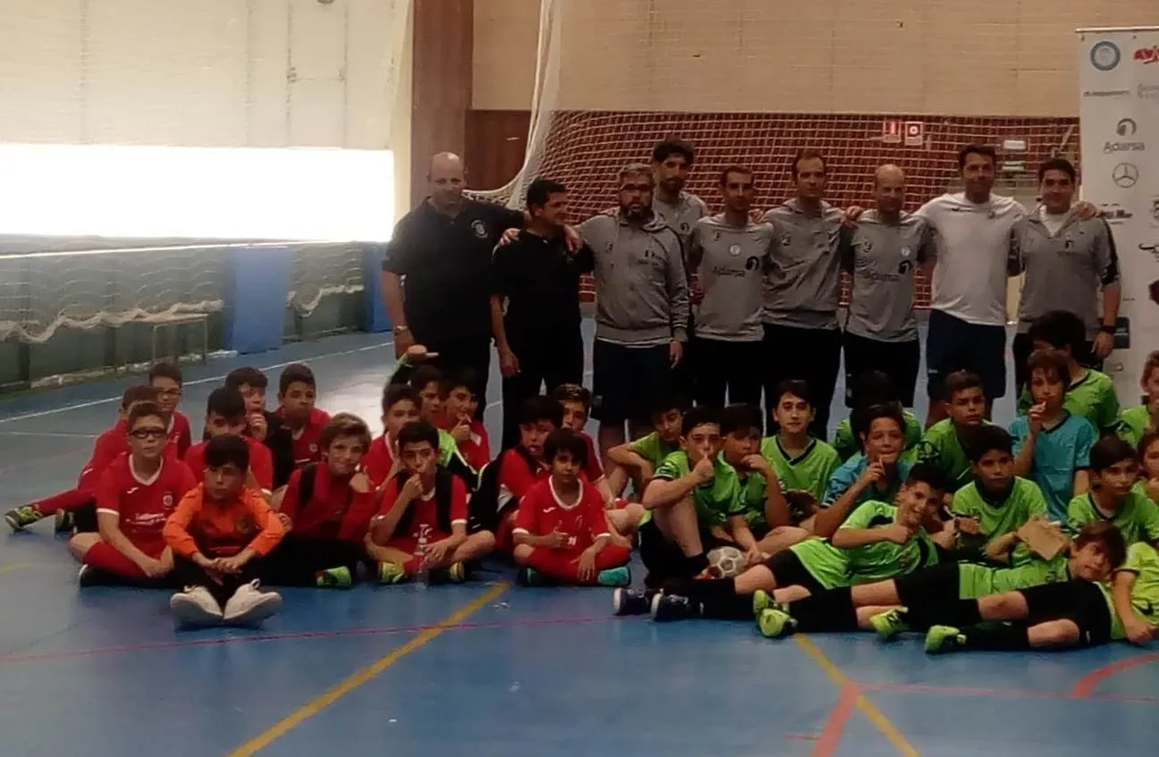 Foto 3 - El Alev&iacute;n B del III Columnas concluye 3&ordm; el Torneo AVIVA pese a no perder ning&uacute;n partido  