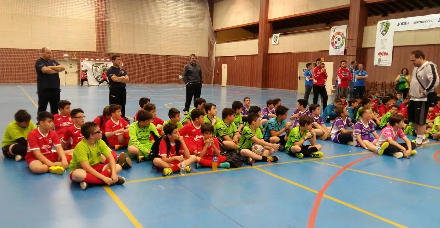 Foto 5 - El Alev&iacute;n B del III Columnas concluye 3&ordm; el Torneo AVIVA pese a no perder ning&uacute;n partido  