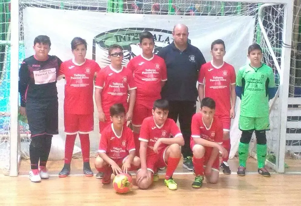 Foto 2 - El Alev&iacute;n B del III Columnas concluye 3&ordm; el Torneo AVIVA pese a no perder ning&uacute;n partido  